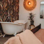 slaapkamer met bad